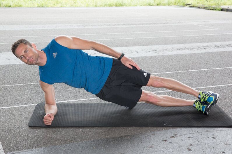 Un hombre realiza ejercicios para bajar de peso en el estómago y los costados. 