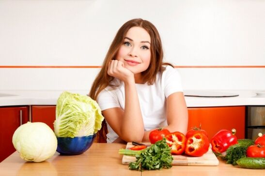Chicas en una mesa con verduras