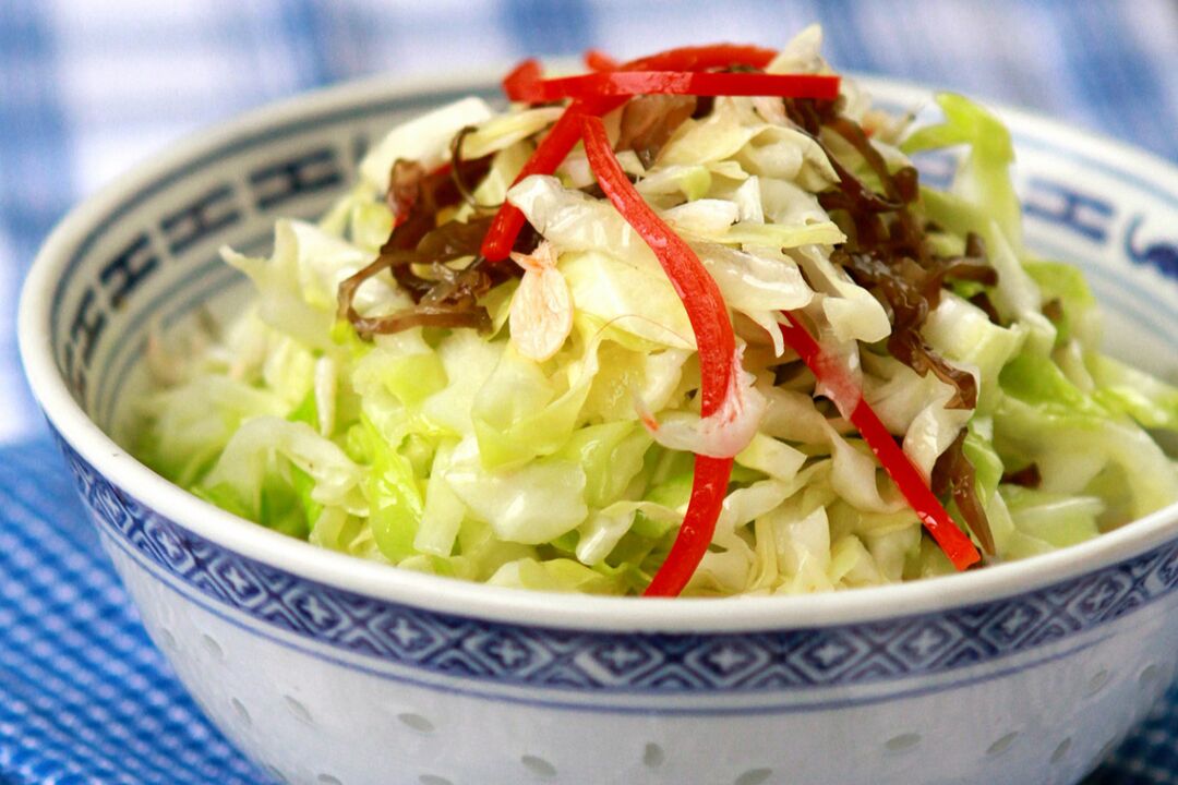 La ensalada de repollo es una de las opciones de platos del menú de la dieta favorita.